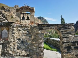 Dziggis-rock-fortress Дзивгисская скальная крепость